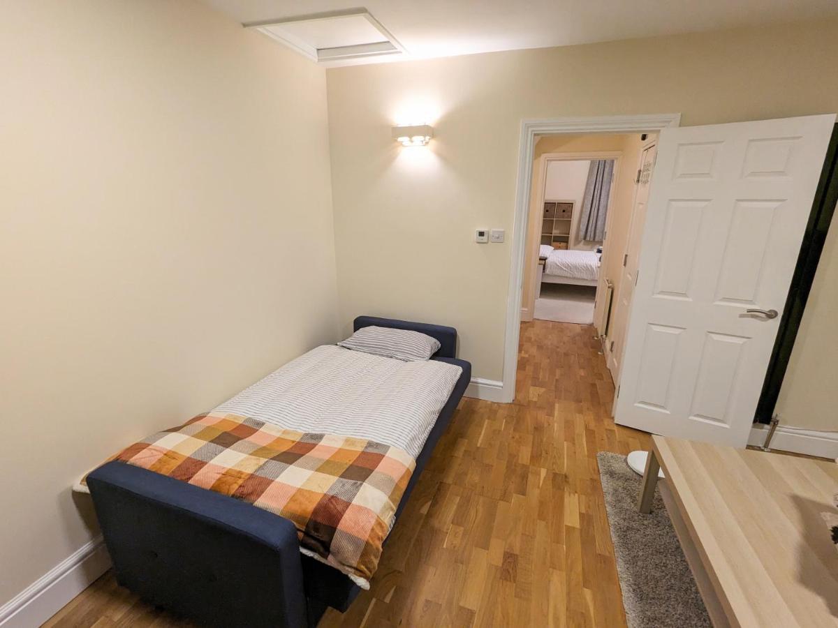 Guildford Station With Parking Apartment Luaran gambar